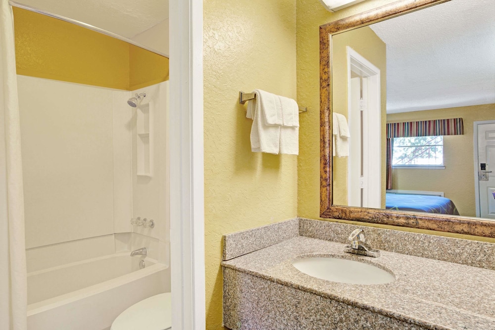 Super 8 by Wyndham La Marque TX/Texas City Area 5/12