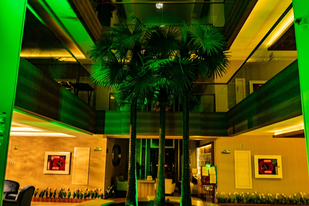 Ambassador Plaza 78/78