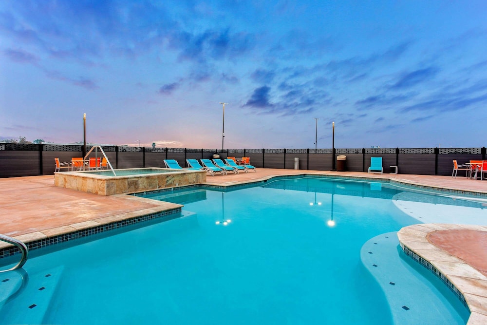 La Quinta Inn & Suites By Wyndham San Antonio Alamo City 5/49
