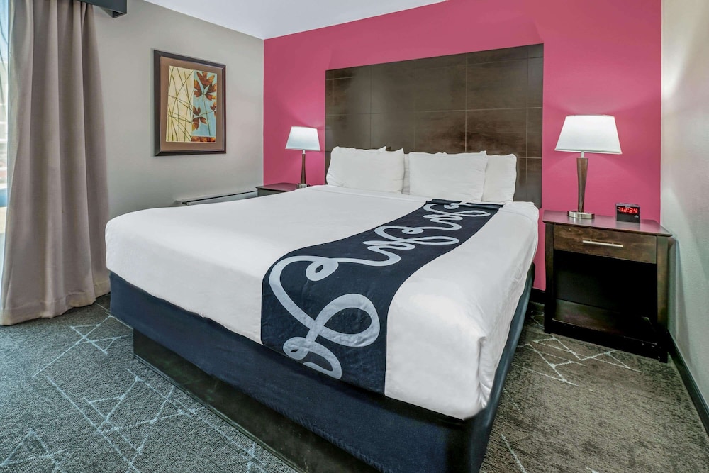La Quinta Inn & Suites by Wyndham Dallas I-35 Walnut Hill Ln 23/46