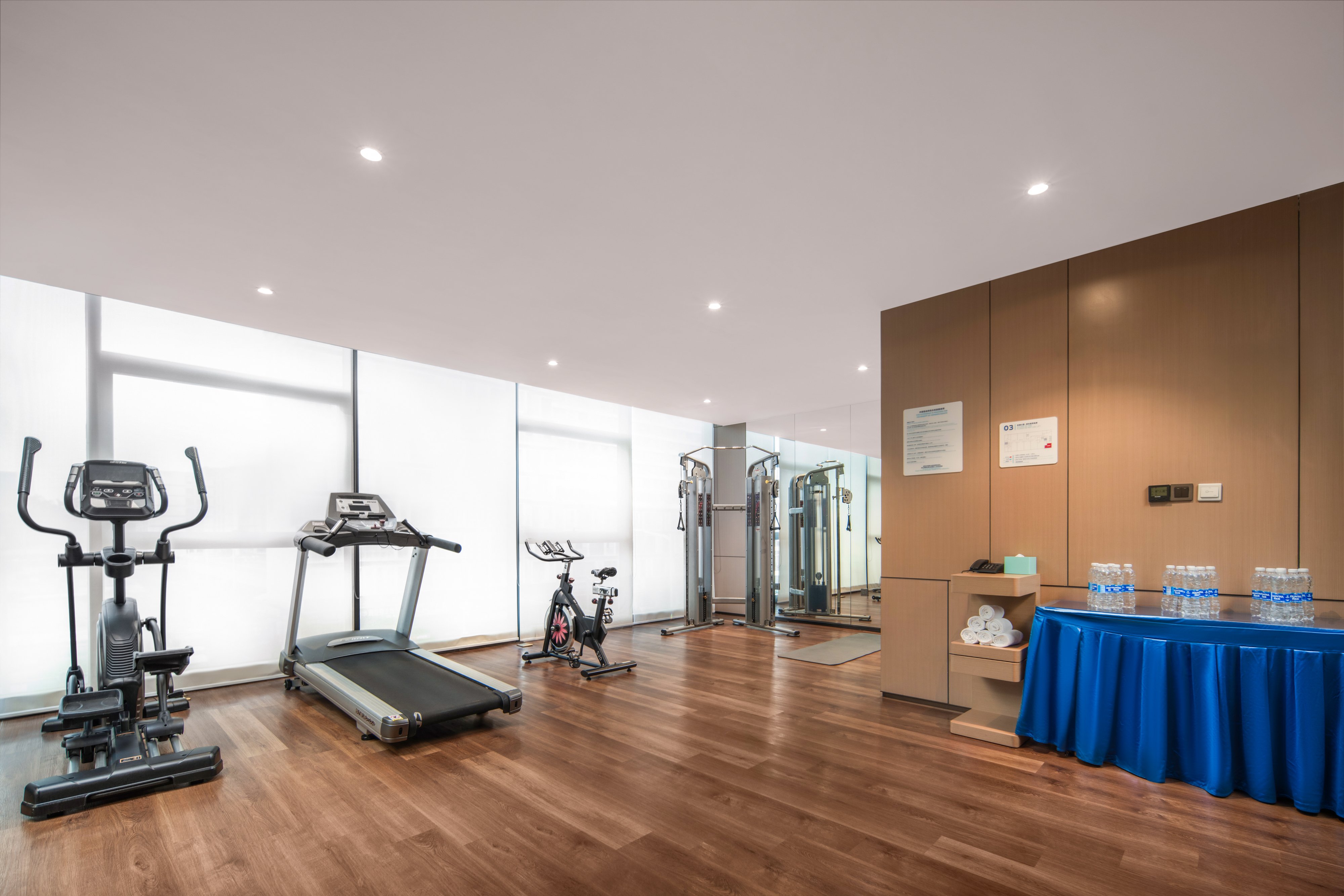 Holiday Inn Express Shenzhen Longhua 46/77