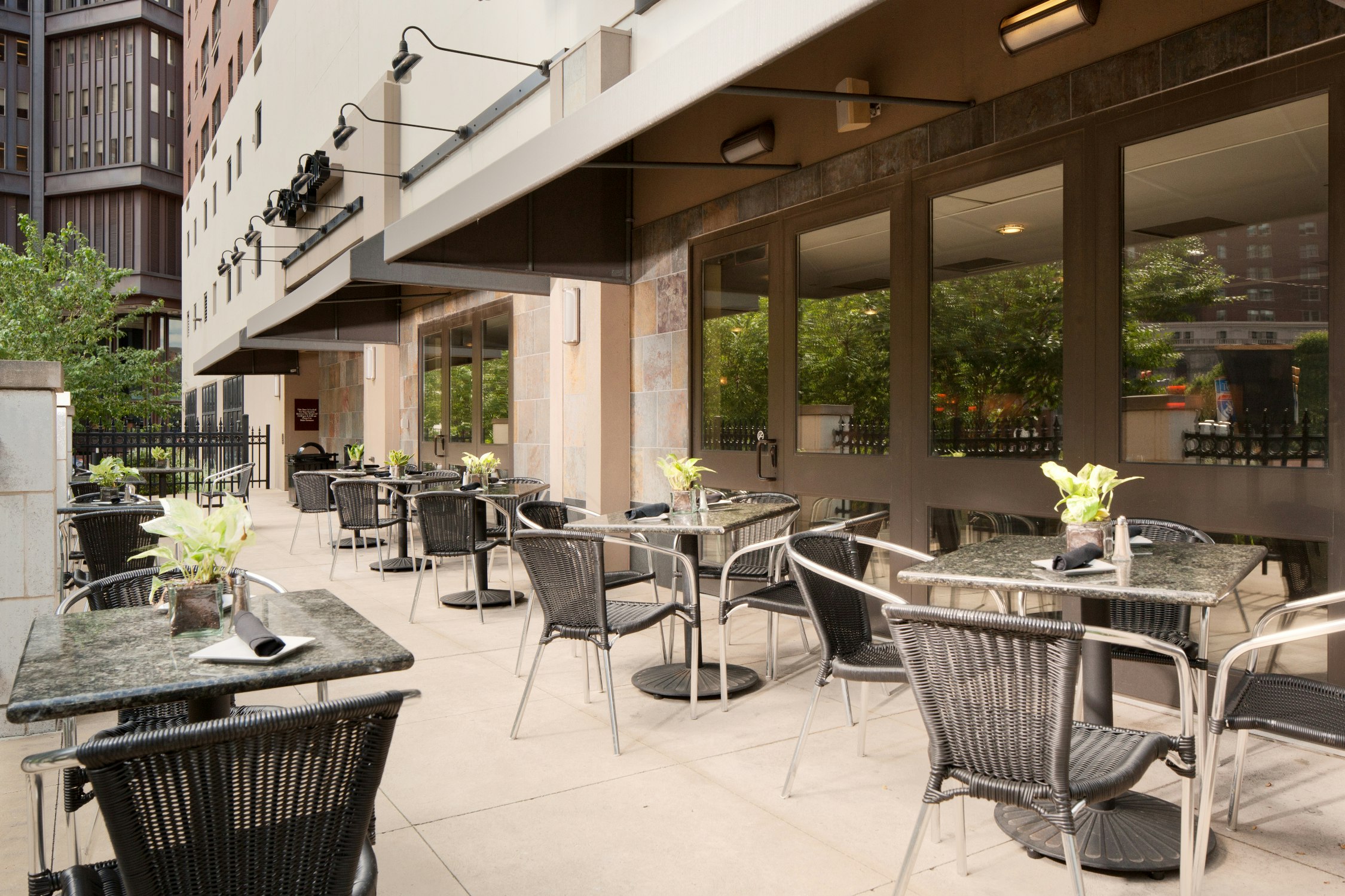 DoubleTree by Hilton Hotel & Suites Pittsburgh Downtown 66/81