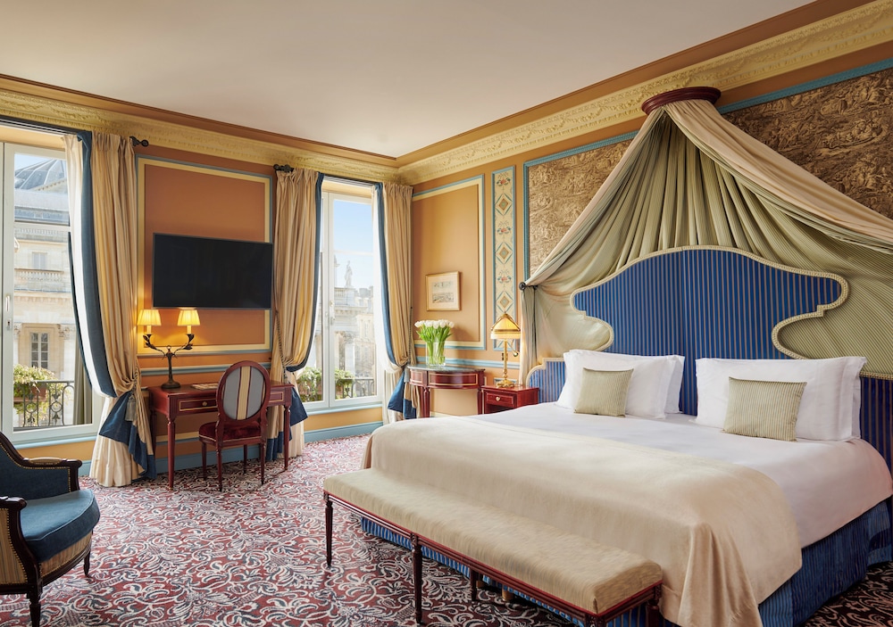 Junior Suite, King Bed, Opera View, Accessible