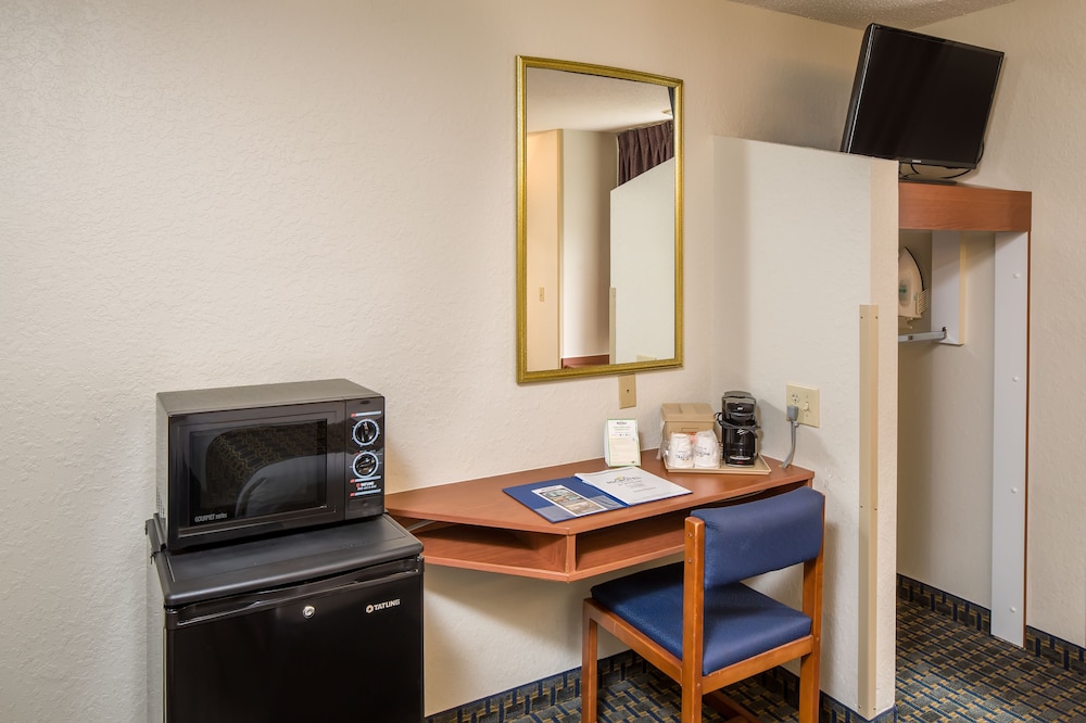 Microtel Inn & Suites by Wyndham Leesburg/Mt Dora 25/38