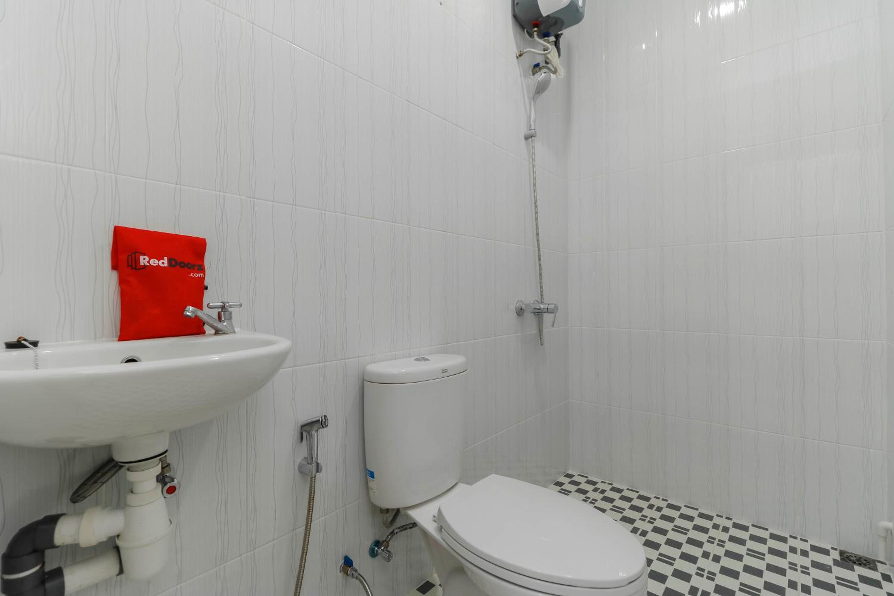 RedDoorz Plus near Kepri Mall 40/44