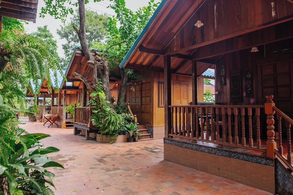 Klong Suan Plu Resort 10/50