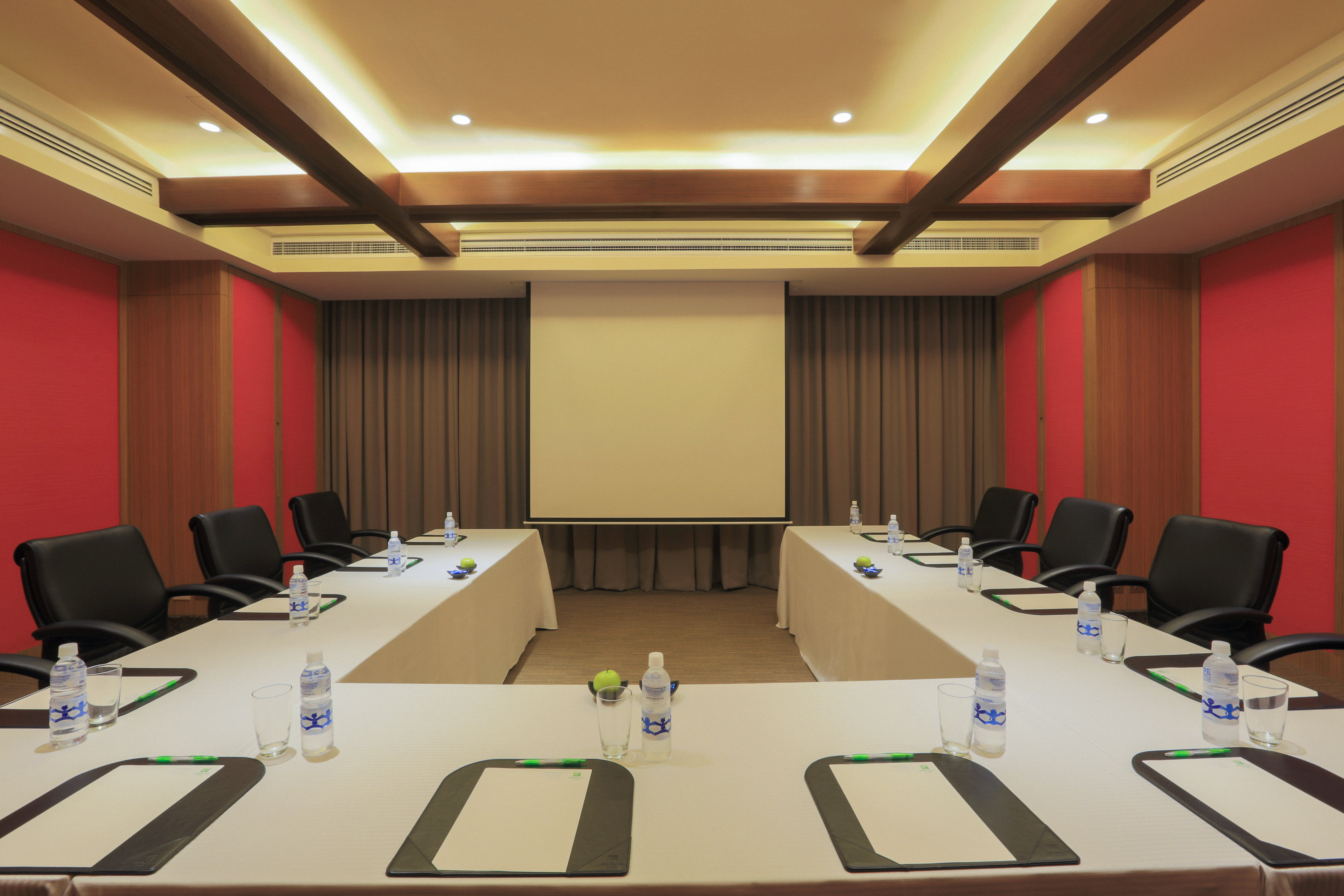 Holiday Inn & Suites Makati 66/75