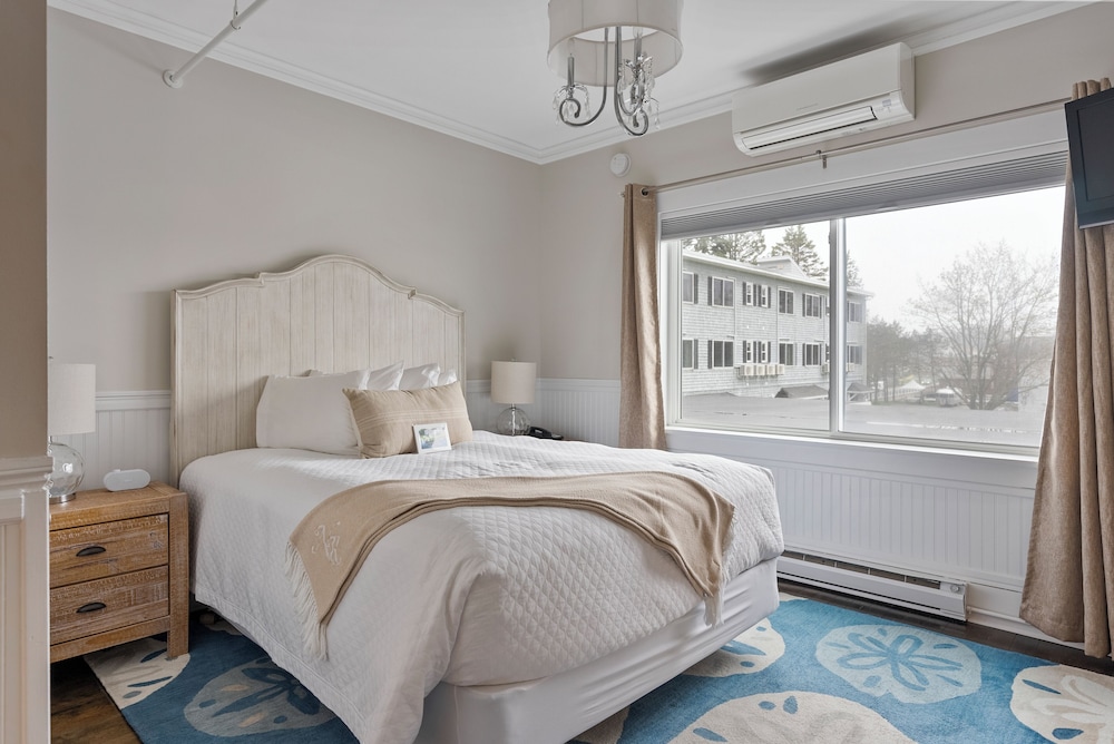 Queen Bed, Sofa