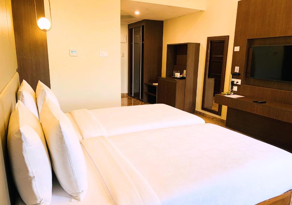 Accord Chrome Airport Hotel 8/20