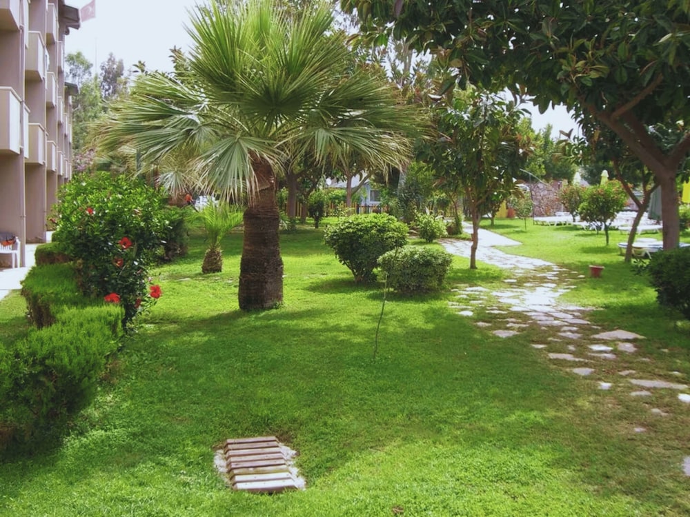 Senza Sunset Beach Hotel 83/87