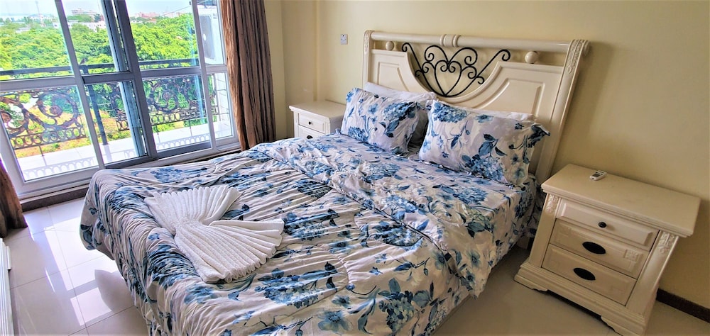 Luxury 2-Bdrm Apartment In Oysterbay 17/50