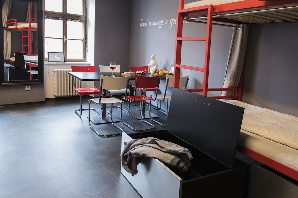 Hostel Eleven 40/48