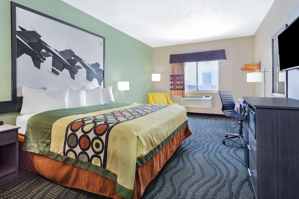 Super 8 by Wyndham Kokomo 21/43