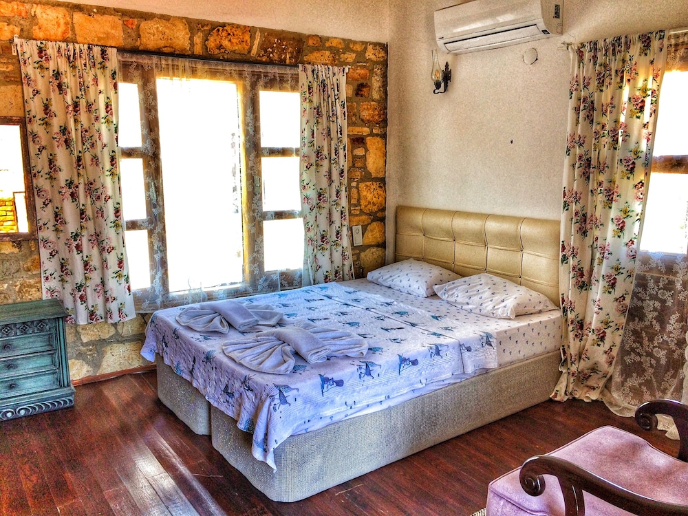 DELUXE, DOUBLE BED