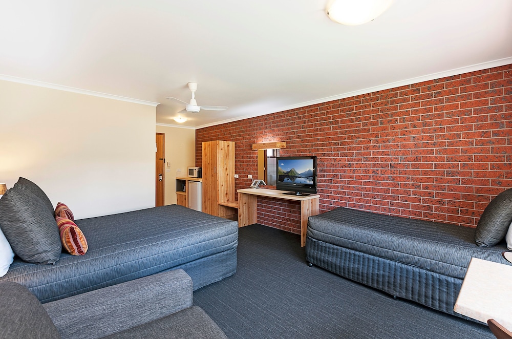 Aat 28 Goldsmith Motel 29/37