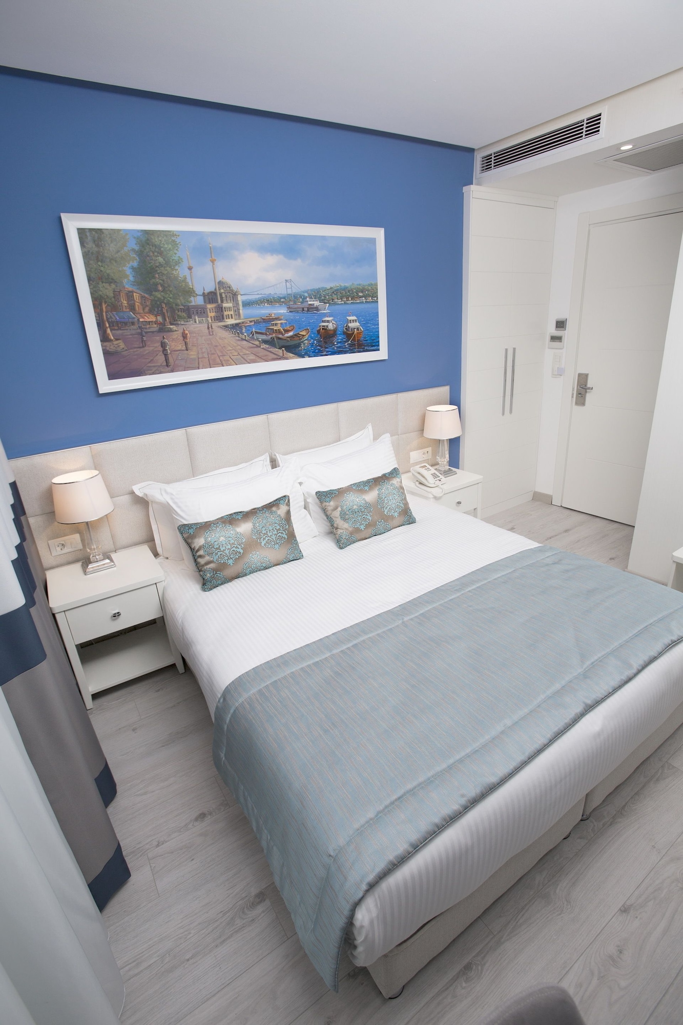 DELUXE, DOUBLE BED