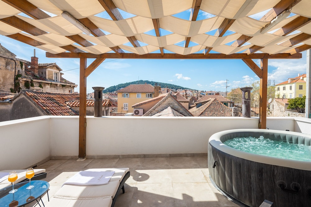 Le Premier Luxury Rooms 25/43