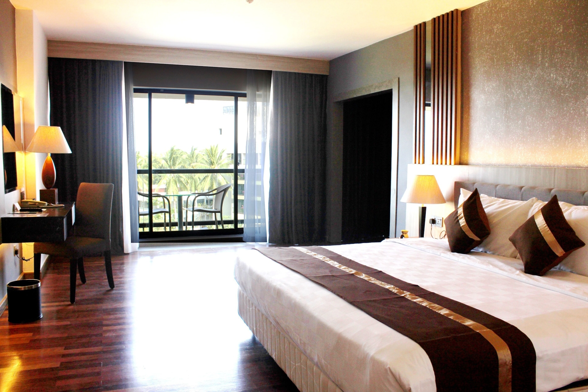 EXECUTIVE, SUITE, KING BED, POOL VIEW, BALCONY