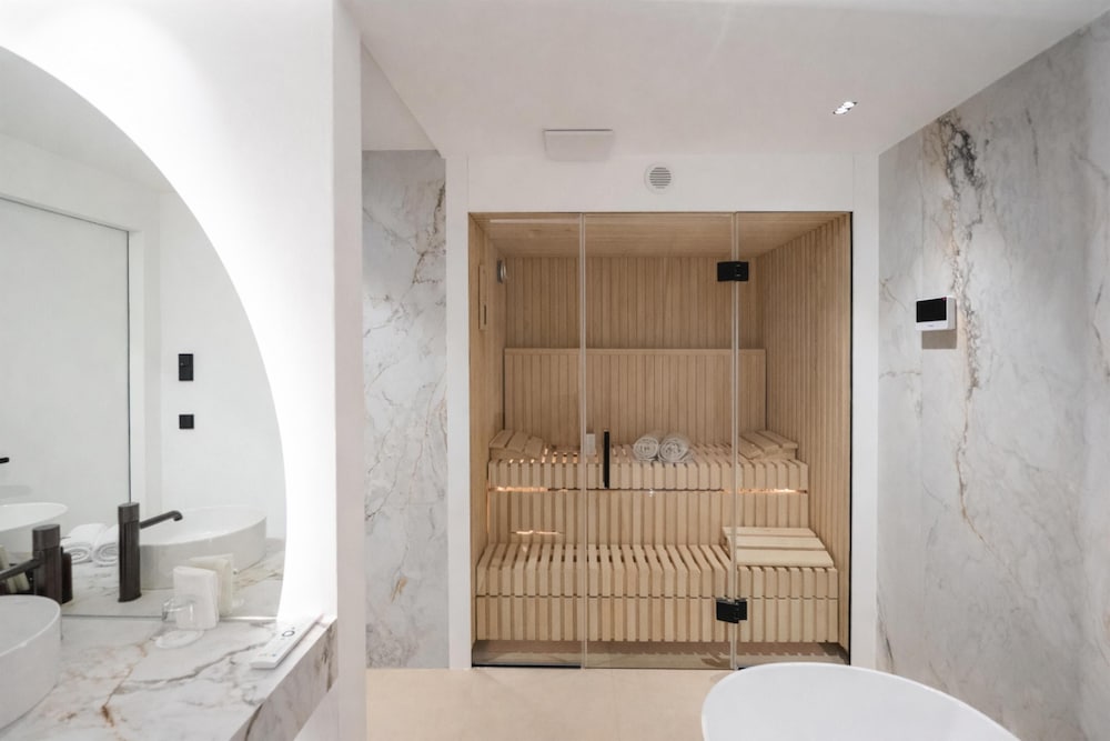 SIGNATURE, POOL, SUITE