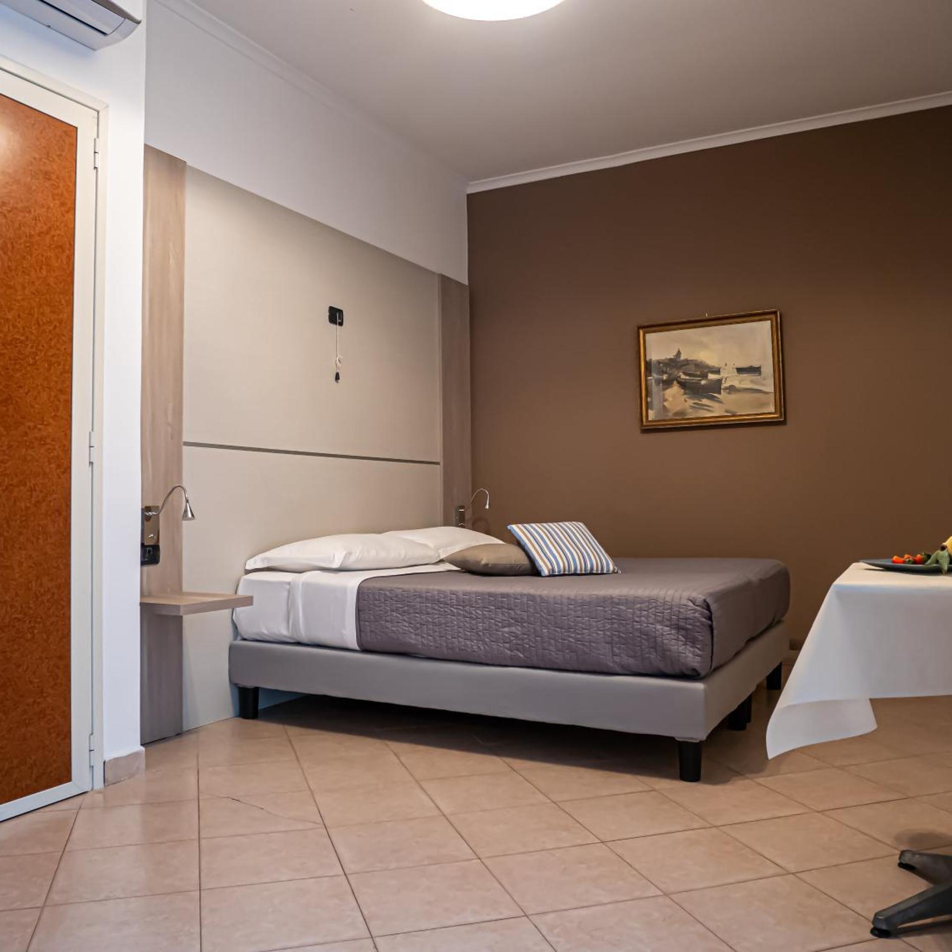 ROOM, DOUBLE BED