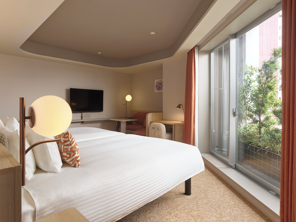 DELUXE, 2 SEMI DOUBLE BEDS, CORNER
