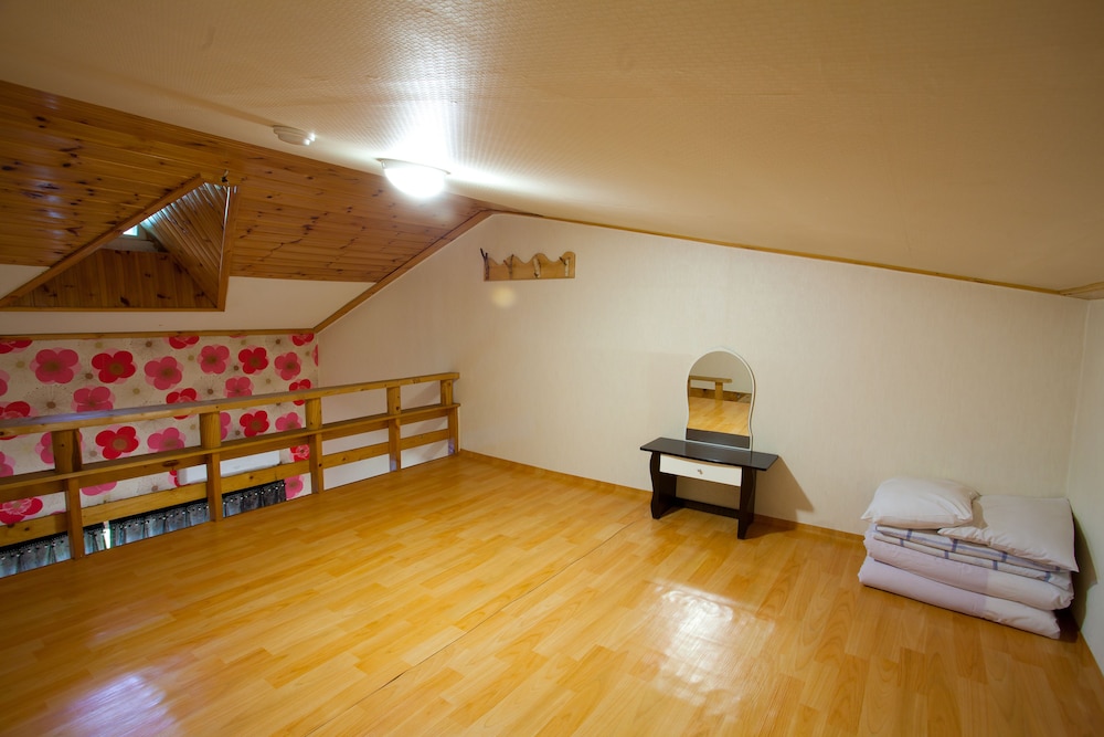 White Cabin 44/60