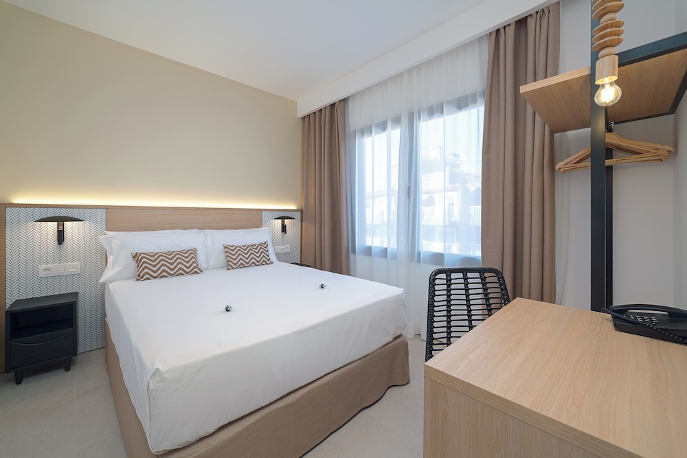شقة بسرير كوين بإطلالة على المسبح مع أريكة