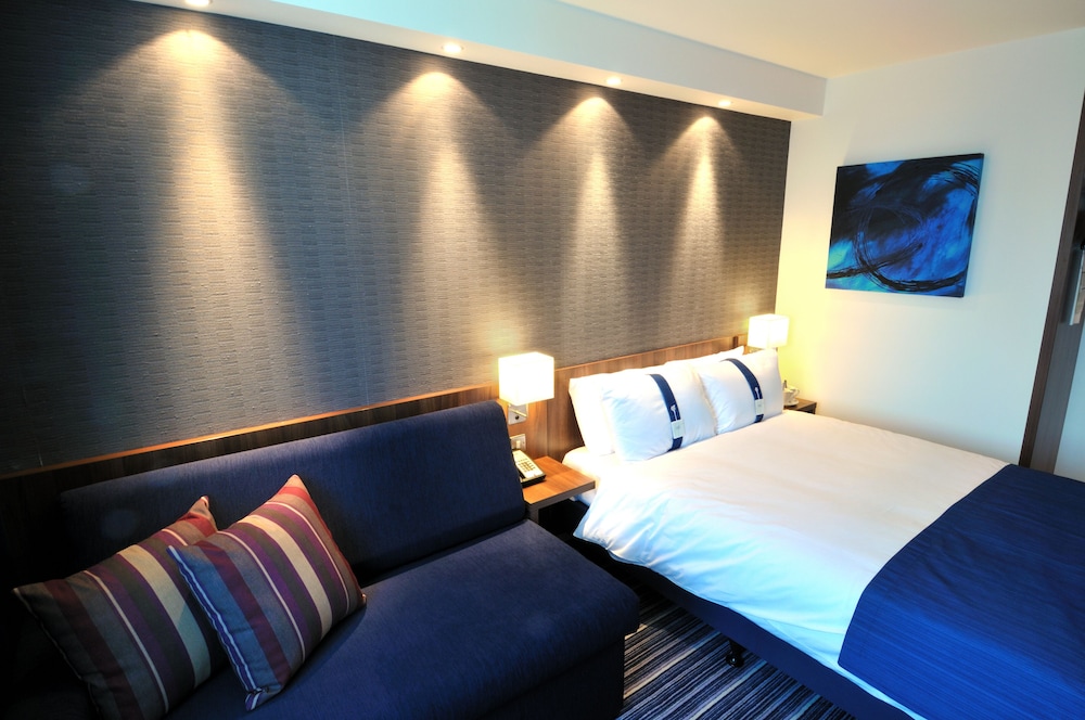 Holiday Inn Express London Heathrow T5 19/70