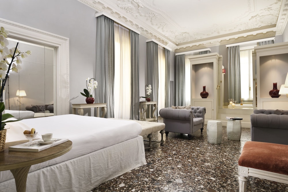 JUNIOR SUITE, KING BED, JETTED TUB