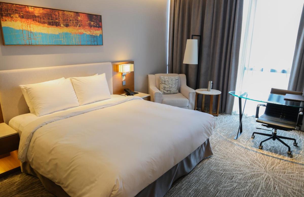 Standard, Queen Bed, Pool Access