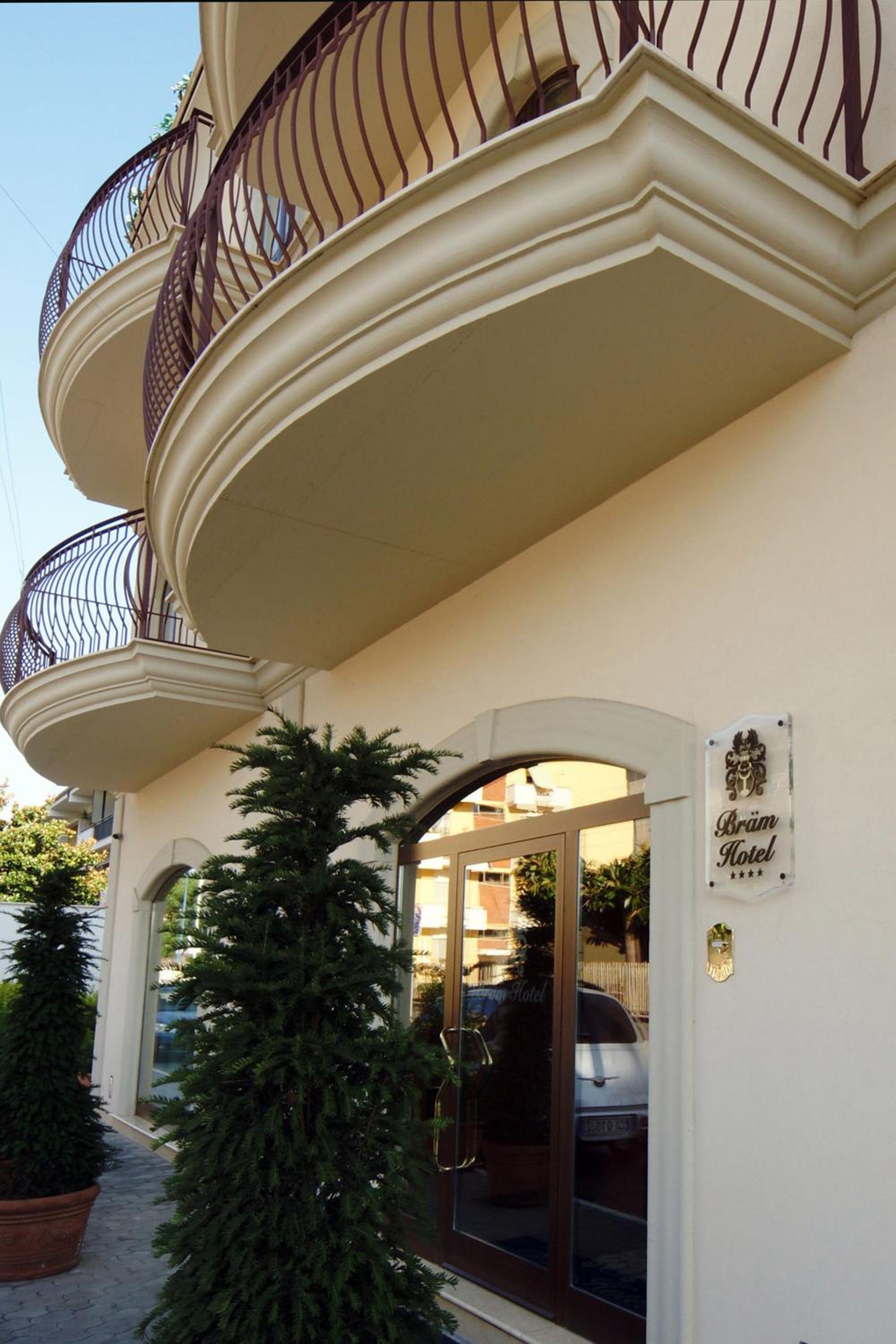 Bram Hotel 3/50