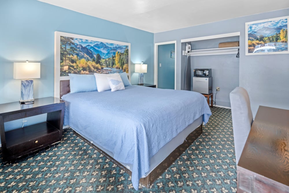غرفة قياسية بسرير كينج، Bluebird Day Inn & Suites 5/5