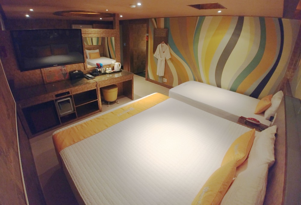 V1 Motel 17/79