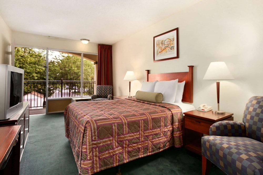 Travelodge By Wyndham Waukegan Gurnee image