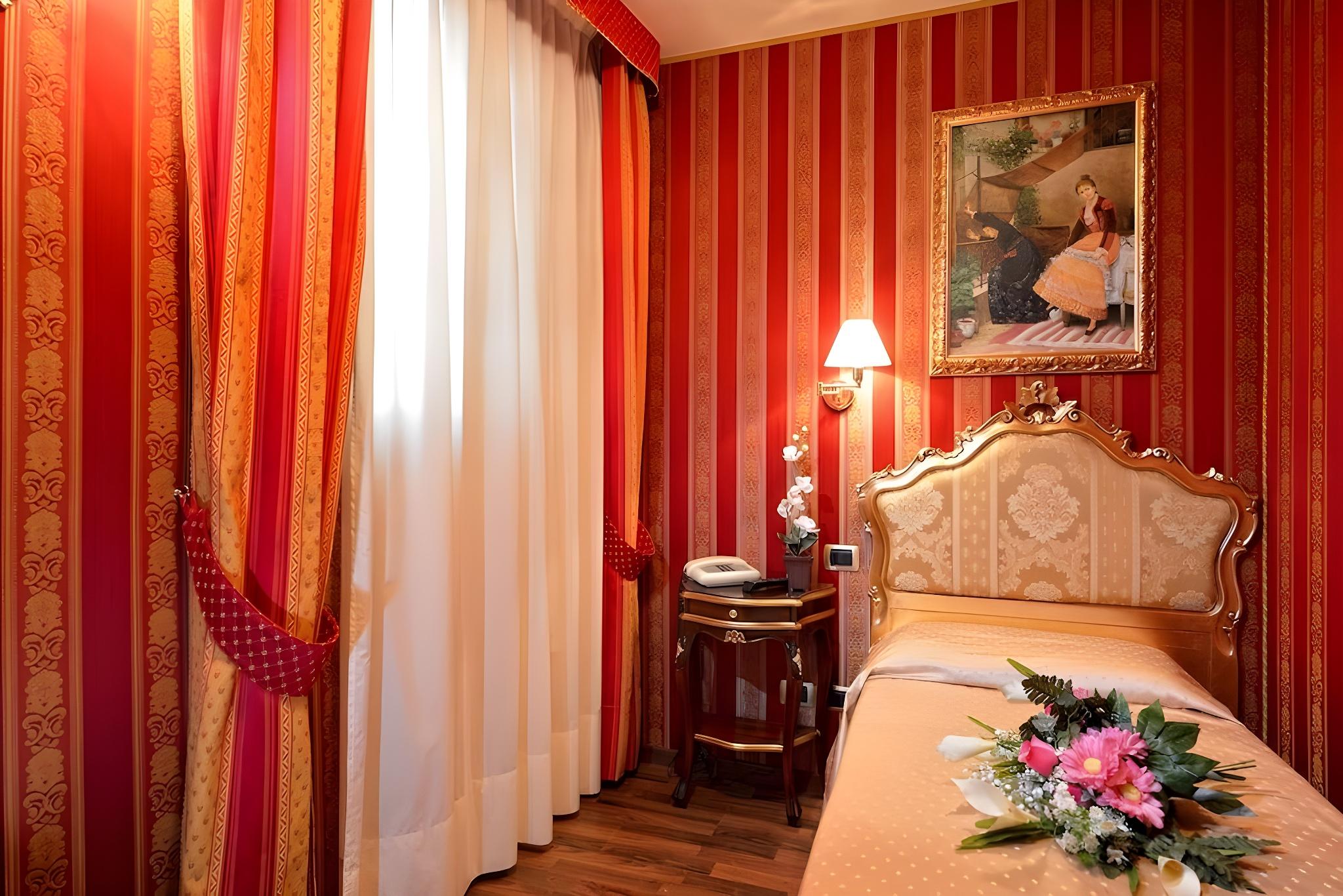 ROOM, TWIN BEDS