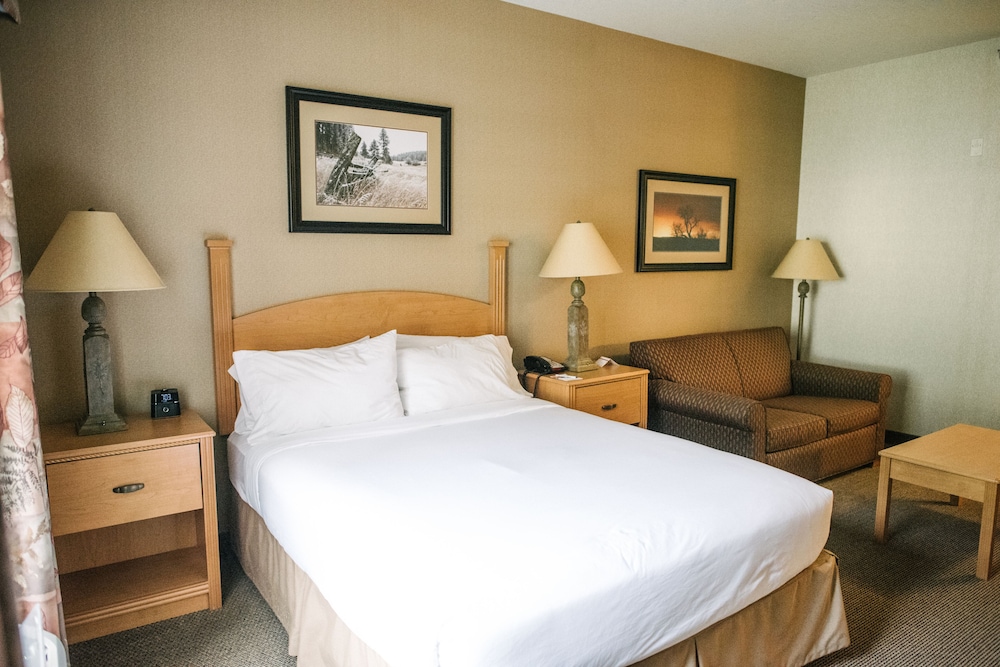 Holiday Inn Express and Suites Custer 20/59