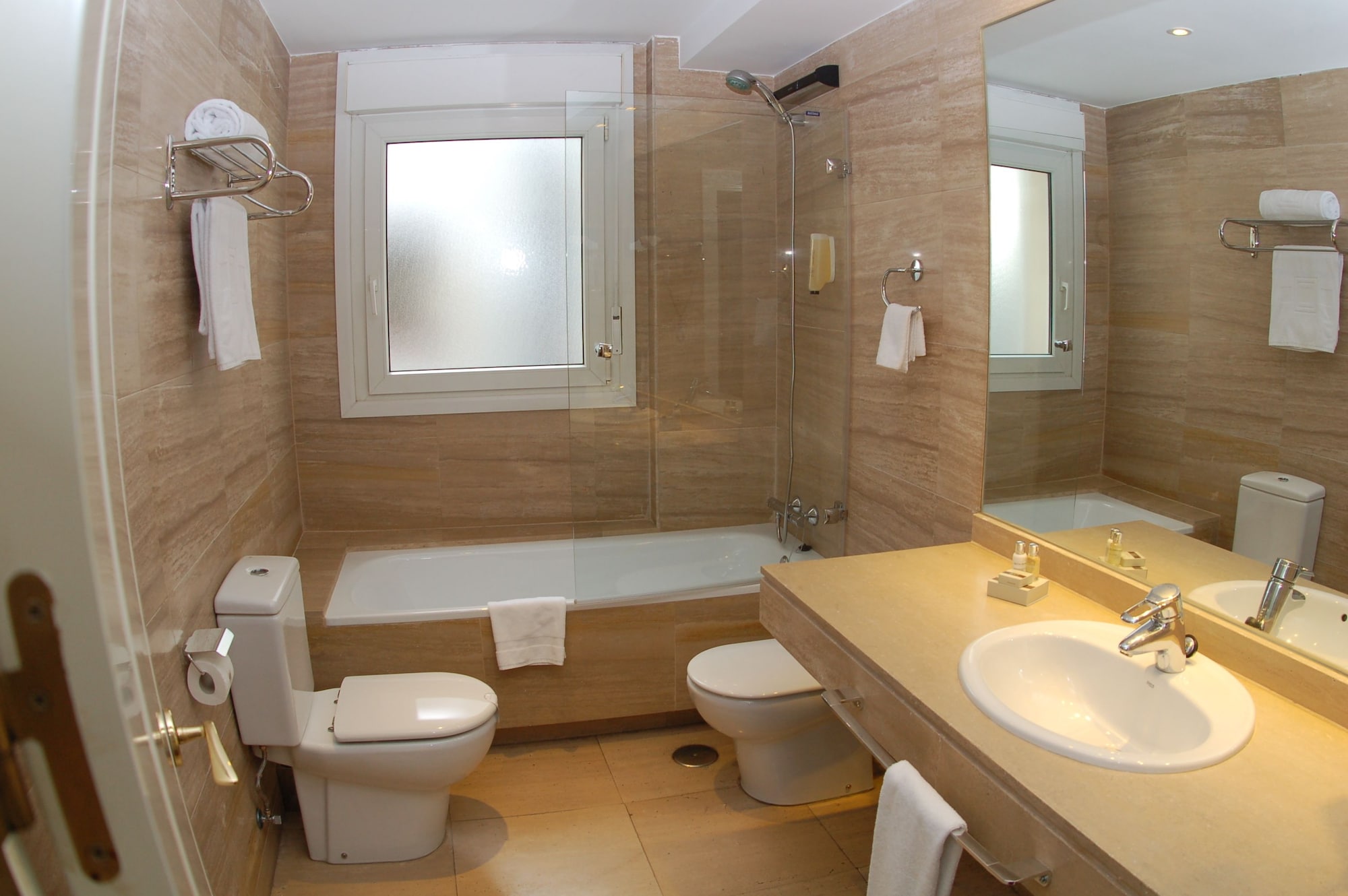 MASTER, SUITE