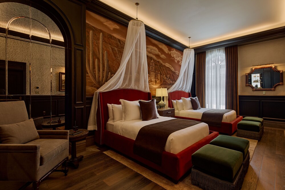 DELUXE, 2 QUEEN BEDS