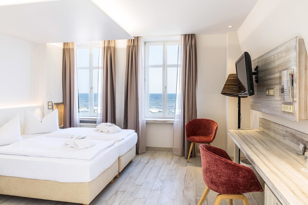 Comfort, Queen Bed, Ocean Front