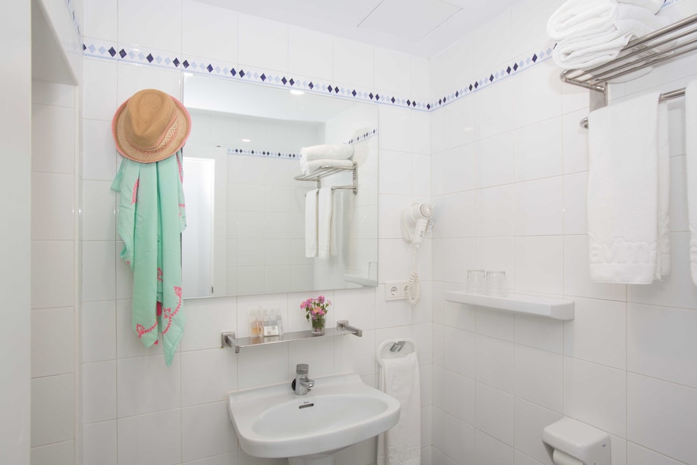 GAVIMAR ARIEL CHICO HOTEL AND APARTMENTS 32/33