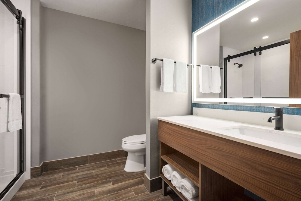 Suite, King Bed 4/5