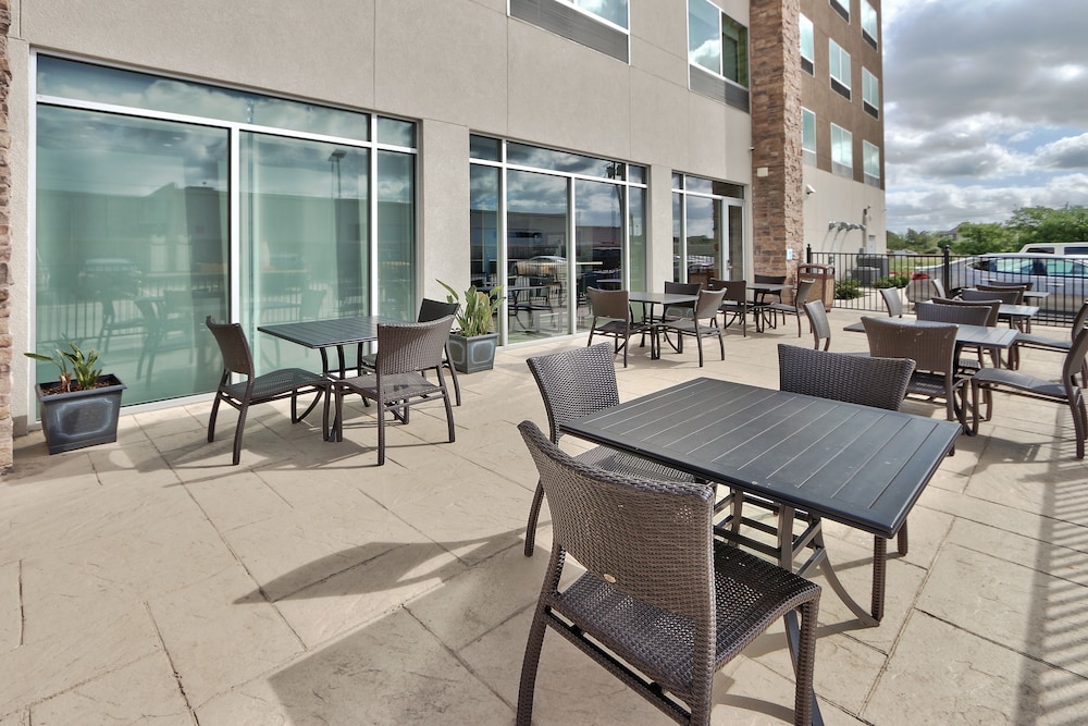 Holiday Inn Express & Suites Houston East - Beltway 8 43/53