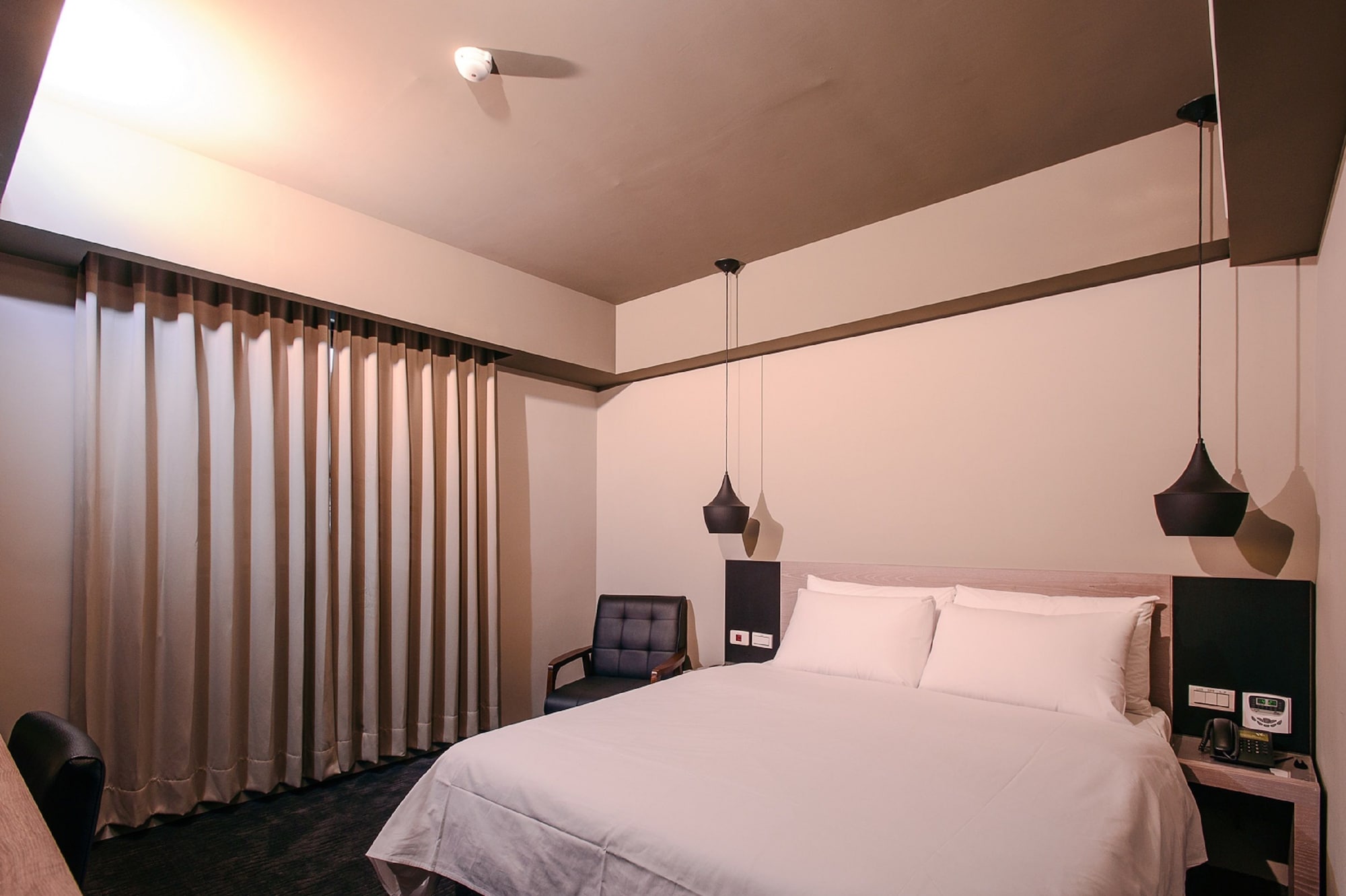 ROOM, DOUBLE BED