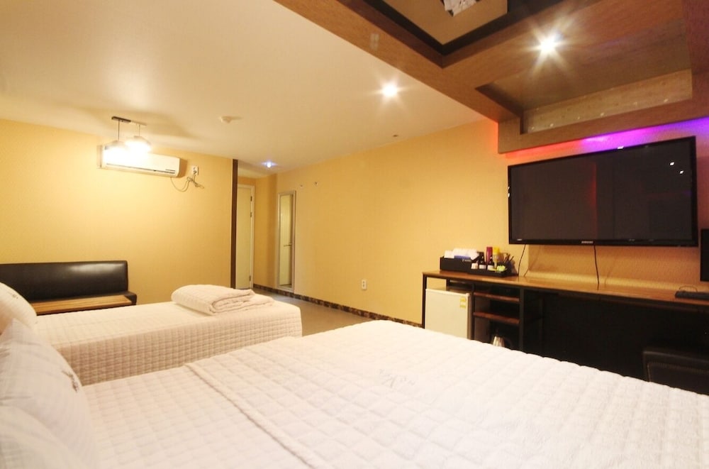 V Hotel 17/50