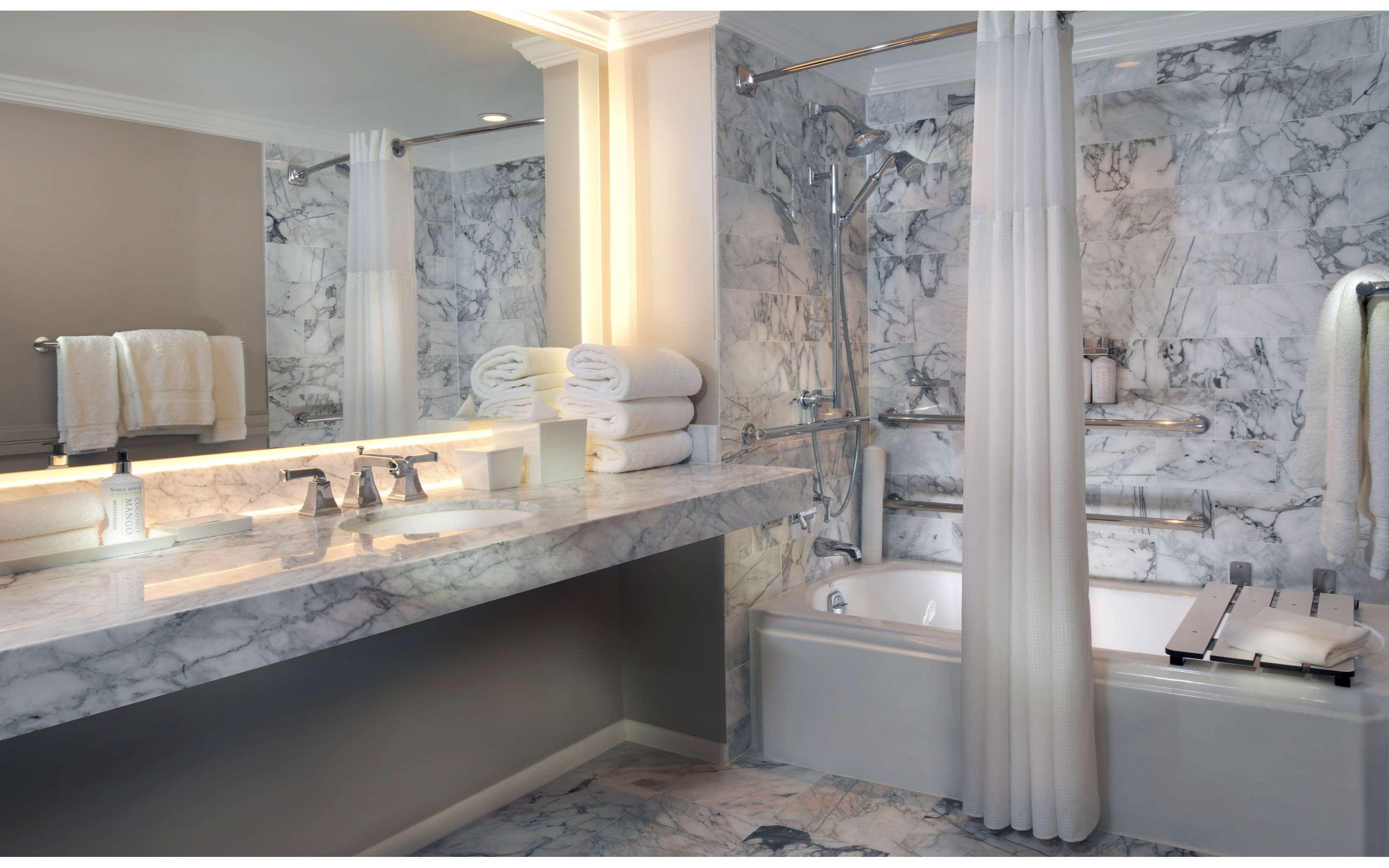 Room, 2 Queen Beds, Bay View, Bathtub, Accessible