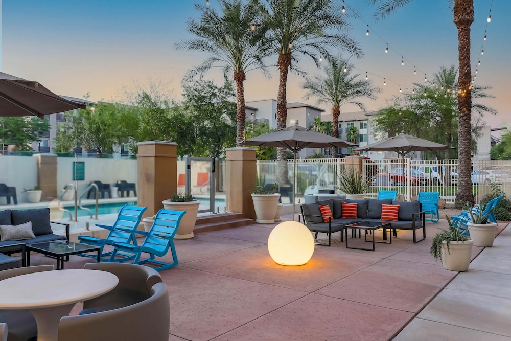 Aloft Phoenix Airport 40/62
