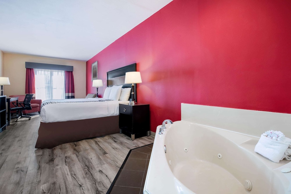 La Quinta Inn & Suites by Wyndham Dallas Mesquite 25/67