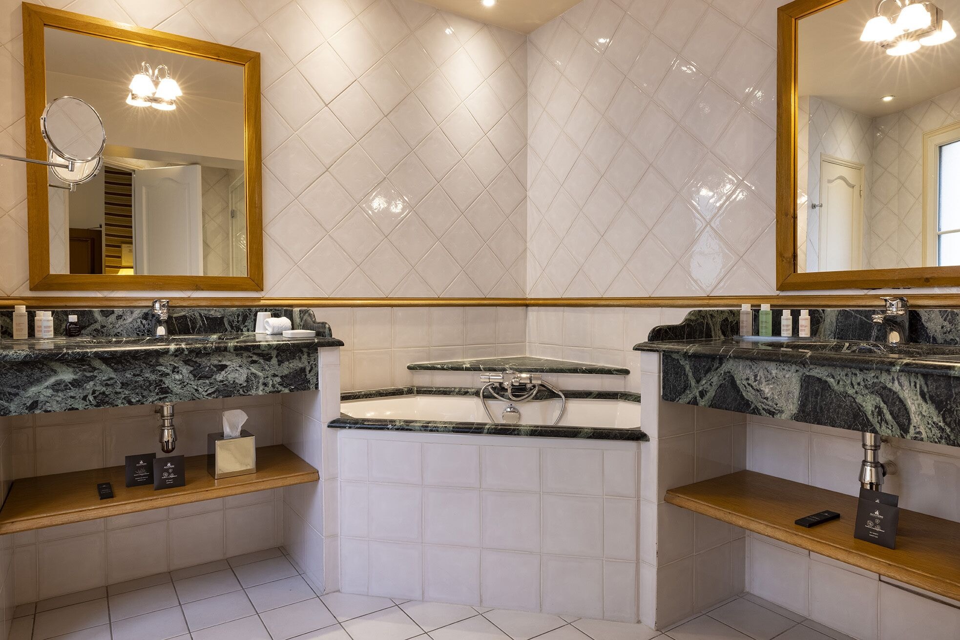 جناح بسرير كوين، Hotel Pas De Calais 8/9