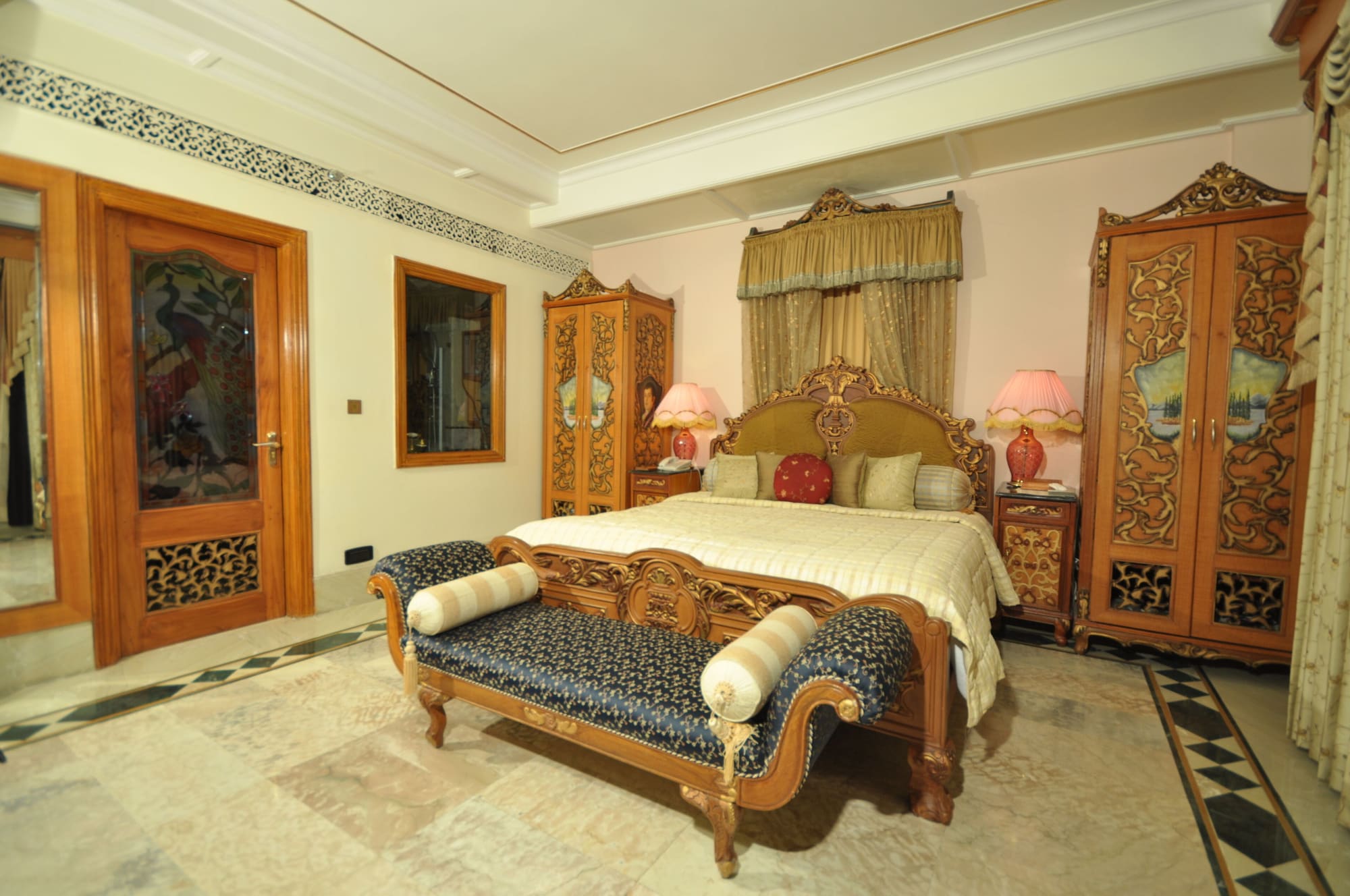 REGENT, SUITE