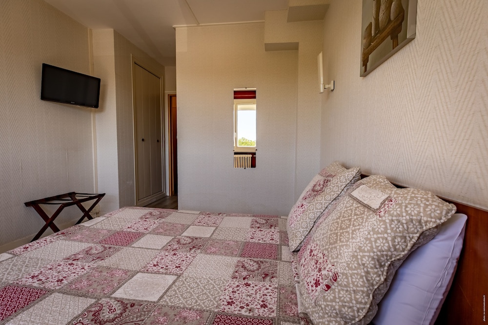 HOTEL CHRISTINA 44/57